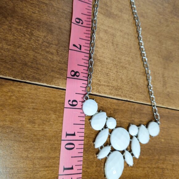 White and Silver Tone Necklace Lot #131 - Picture 3 of 9